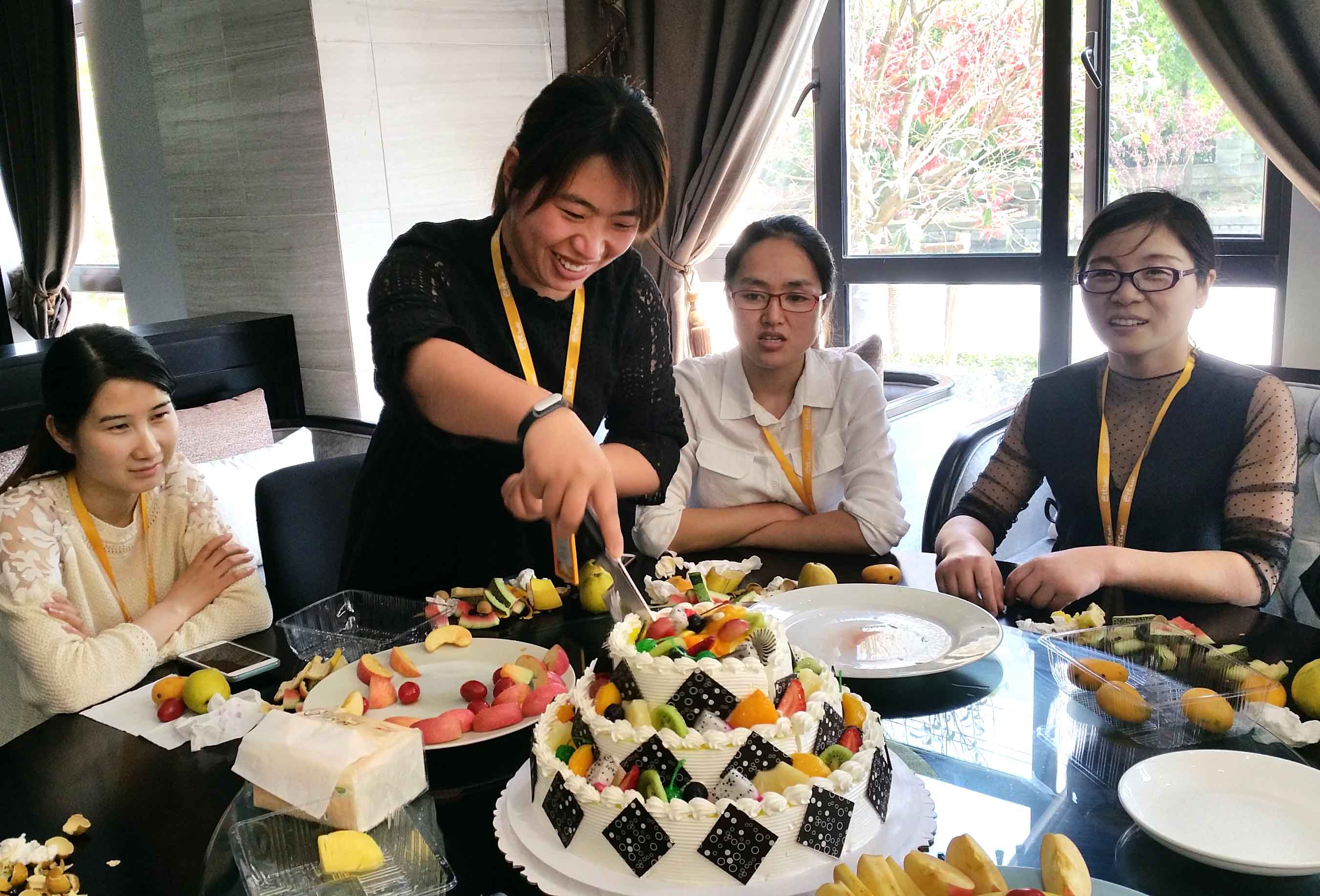“感受家的溫暖  與你一起成長”----尊龙凯时生產(chǎn)中心為員工舉辦集體生日會  