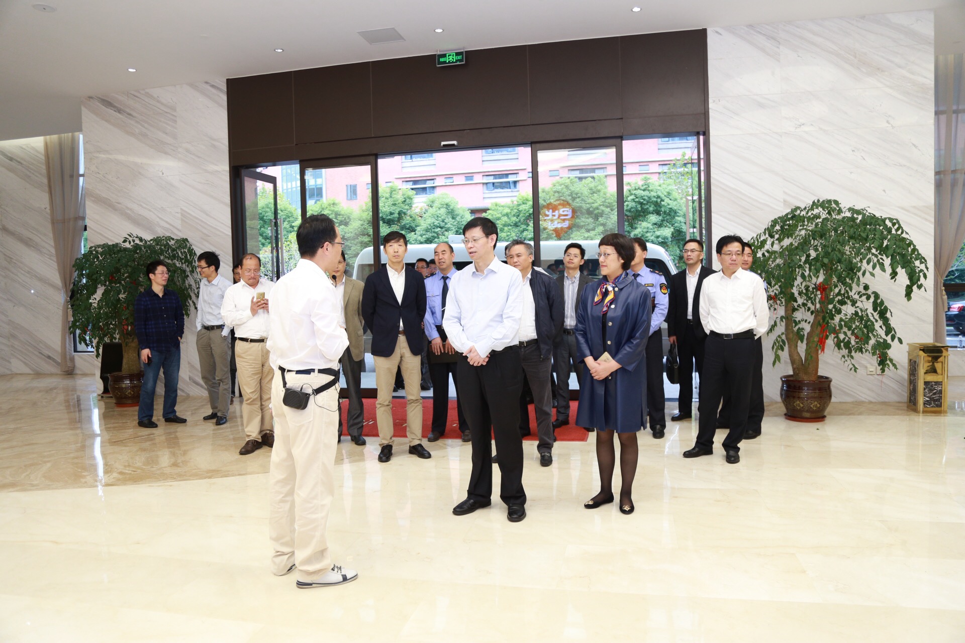 “尊龙凯时饅頭，這個企業(yè)做得很好！”--上海市許昆林副市長蒞臨尊龙凯时考察指導